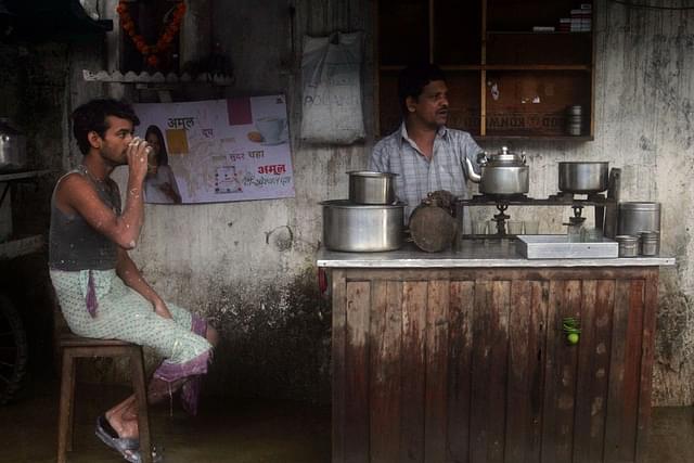 A tea stall. (Rajanish Kakade/Hindustan Times via GettyImages)&nbsp;