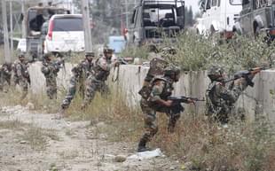 Rashtriya Rifles soldiers take positions during an attack by militants on the outskirts of Srinagar. (Waseem Andrabi/Hindustan Times via GettyImages)  