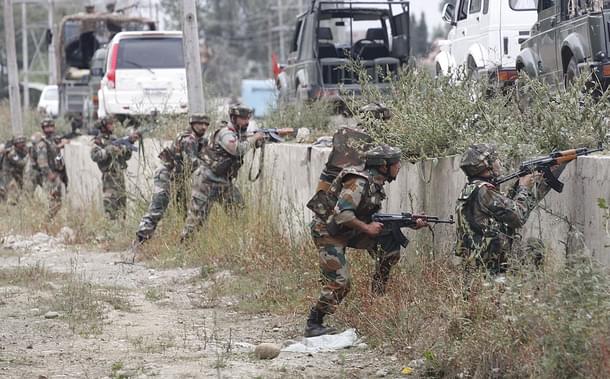 Rashtriya Rifles soldiers take positions during an attack by militants on the outskirts of Srinagar. (Waseem Andrabi/Hindustan Times via GettyImages)  