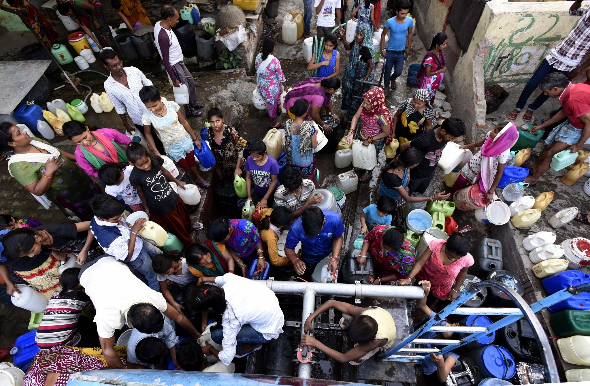 

People filling water from Delhi Jal Board water tank at Chanakyapuri (Sonu Mehta/Hindustan Times via Getty Images)
