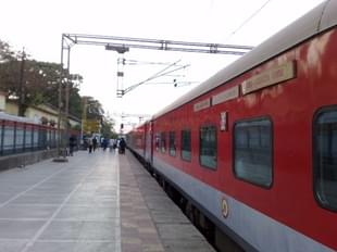 LHB coaches on the Mumbai August Kranti Rajdhani Express (Superfast1111/Wikimedia Commons) 