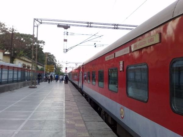 LHB coaches on the Mumbai August Kranti Rajdhani Express (Superfast1111/Wikimedia Commons) 