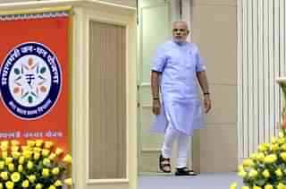Prime Minister Narendra Mod arrives to launch the Pradhan Mantri Jan Dhan Yojna at Vigyan Bhawan in New Delhi. (Mohd Zakir/Hindustan Times via GettyImages)