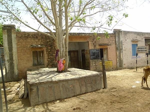 A primary health centre (Ramesh Mangilalji Chimnoba Seervi Endla/Wikimedia Commons)
