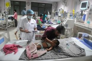Children being looked after by medical staff at the encephalitis ward at BRD Medical Centre. (Deepak Gupta/Hindustan Times via GettyImages)