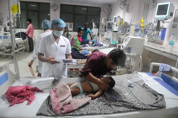 Children being looked after by medical staff at the encephalitis ward at BRD Medical Centre. (Deepak Gupta/Hindustan Times via GettyImages)
