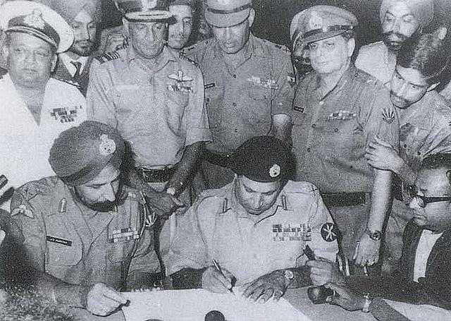 Lt Gen Niazi signing the Instrument of Surrender on behalf of Pakistan in 1971 (Indian Navy. Wikimedia Commons)&nbsp;