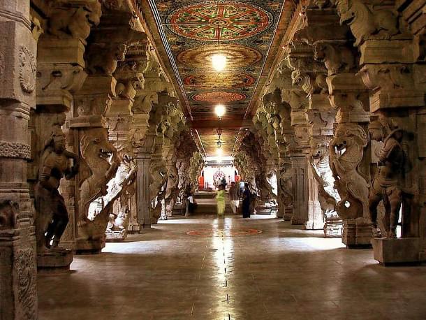 The corridors of Meenakshi Amman Temple