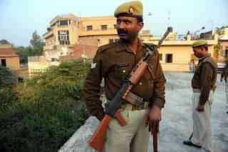 Uttar Pradesh police personnel stand guard (PRAKASH SINGH/AFP/Getty Images)