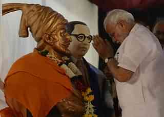 Prime Minister Narendra Modi pays his respects to Chattrapati Shivaji and the architect of India’s Constitution B R Abedkar before addressing an election rally in Mumbai. (INDRANIL MUKHERJEE/AFP/GettyImages)