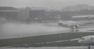 Flights takeoff amidst heavy Rain in 
Mumbai. (Satish Bate/Hindustan 
Times via Getty Images)
