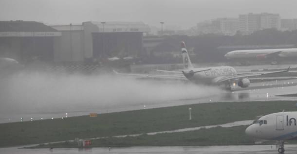 Flights takeoff amidst heavy Rain in 
Mumbai. (Satish Bate/Hindustan 
Times via Getty Images)