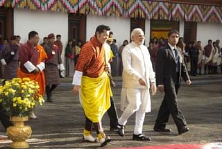 Bhunatese King Jigme Khesar Namgyel Wangchuck (L) and Prime Minister Narendra Modi (C) in Tashichhodzong in 2014. (STR/AFP/Getty Images)
