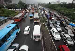 Traffic in Mumbai (Vijayanand Gupta/Hindustan Times via GettyImages)