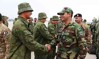 Russian and Pakistani army personnel greeting each other.(DG ISPR/Twitter) 