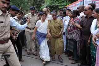 Former minister in the Narendra Modi state government, Maya Kodnani, escorted by police on arrival at a special court in Ahmedabad, 2012. (SAM PANTHAKY/AFP/Getty Images)
