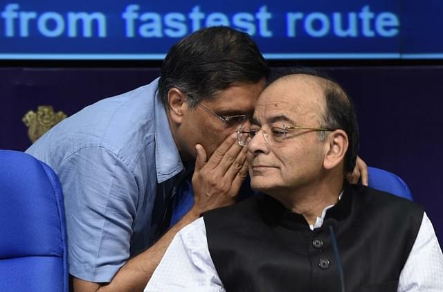 Chief Economic Adviser Arvind Subramanian talking to Finance Minister Arun Jaitley during a press conference in New Delhi, India. (Arvind Yadav/Hindustan Times via GettyImages)&nbsp;