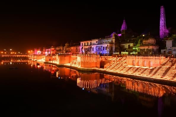 On the occasion Chhoti Diwali 1.7 Lakhs earthen Diya’s illuminated the ghats of Ayodhya, Ram ki Paudi, as part of Diwali celebrations on October 18, 2017 (Deepak Gupta/Hindustan Times)