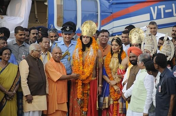 Uttar Pradesh CM Yogi Adityanath and Governor Ram Naik welcomes artistes dressed up as Lord Rama, Sita and Lakshman in Ayodhya. (Deepak Gupta/Hindustan Times)