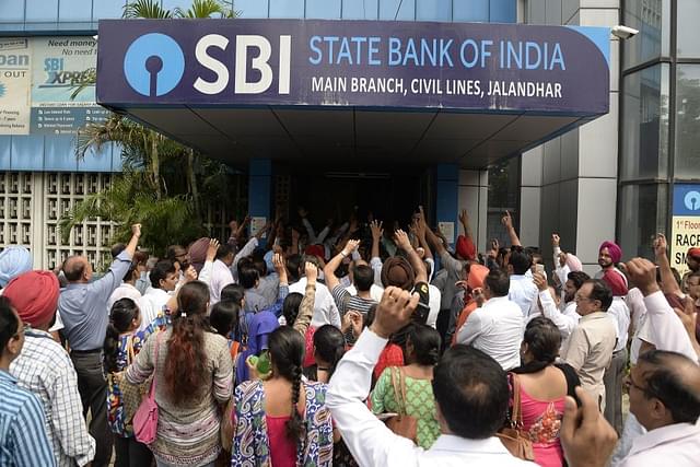 Striking Indian bank employees take part in a protest outside a branch of the State Bank of India (SBI) in Jalandhar on August 22, 2017 (SHAMMI MEHRA/AFP/Getty Images)