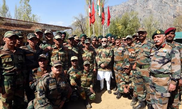 Prime Minister Narendra Modi  with Jawans (Narendra Modi/Twitter)