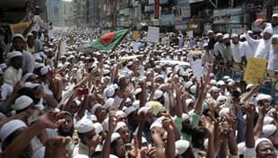 Hardline Hefazat-e-Islam shout slogans
in Dhaka.