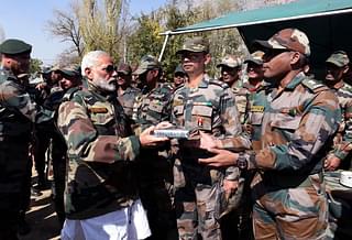 Prime Minister Narendra Modi with soldiers of the Indian Army (Narendra Modi/Twitter)