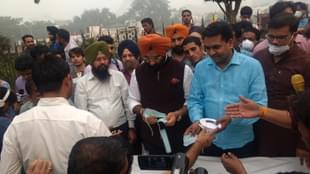 Kapil Mishra and Manjinder Sirsa distributing Masks (Kapil Mishra/Twitter)
