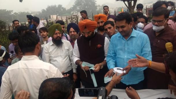 Kapil Mishra and Manjinder Sirsa distributing Masks (Kapil Mishra/Twitter)