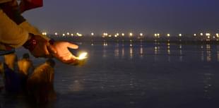 A devotee offering prayers on the auspicious occasion of Paush Purnima in Allahabad. (Sheeraz Rizvi/Hindustan Times via Getty Images) 