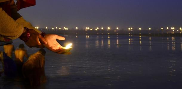 A devotee offering prayers on the auspicious occasion of Paush Purnima in Allahabad. (Sheeraz Rizvi/Hindustan Times via Getty Images) 