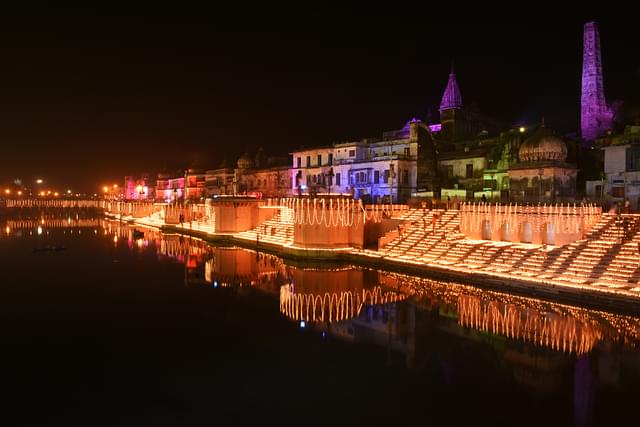 On the occasion of Chhoti Diwali, 1.7 lakhs earthen Diyas illuminated at majestic ghats of Ayodhya. (Deepak Gupta/Hindustan Times via Getty Images)