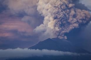 General view of Mount Agung on 28 November 2017. (Andri Tambunan/Getty Images)