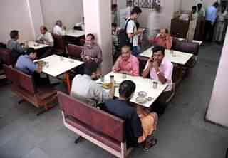 A restaurant in Mumbai. (Kalpak Pathak./Hindustan Times via GettyImages)&nbsp;