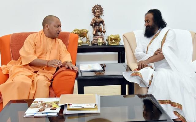 Sri SRi Ravi Shankar meets Yogi Adityanath (@CMOfficeUP)