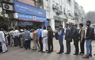 People outside Bank of India (Raj K Raj/Hindustan Times via Getty Images) 