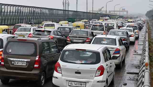 Cars on the Nizamuddin Bridge in New Delhi. (Mohd Zakir/Hindustan Times via Getty Images)