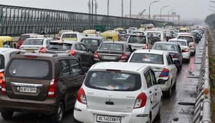Cars on the Nizamuddin Bridge in New Delhi. (Mohd Zakir/Hindustan Times via Getty Images)