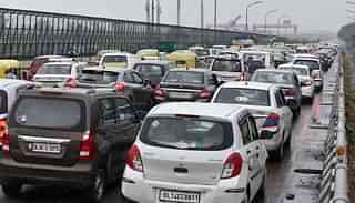 Massive traffic congestion on Nizamuddin Bridge  in New Delhi. (Mohd Zakir/Hindustan Times via Getty Images)