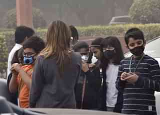 Children wearing masks as pollution reaches hazardous levels in Delhi (Sonu Mehta/Hindustan Times via Getty Images)