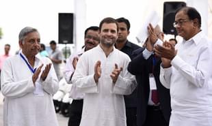 Rahul Gandhi, talking to Mani Shankar Aiyar and  P. Chidambaram (Sonu Mehta/Hindustan Times via Getty Images)