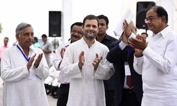 Rahul Gandhi, talking to Mani Shankar Aiyar and  P. Chidambaram (Sonu Mehta/Hindustan Times via Getty Images)