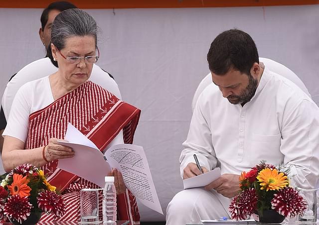 Sonia Gandhi with Congress President Rahul Gandhi at an event in New Delhi. (Sonu Mehta/Hindustan Times via GettyImages)&nbsp;