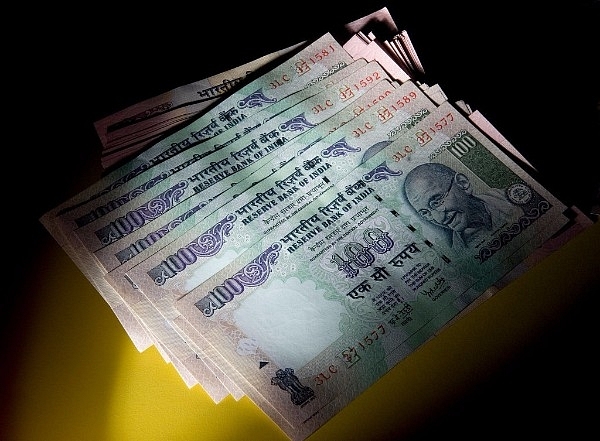 Indian 100 rupee currency notes. (Pradeep Gaur/Mint via GettyImages)
