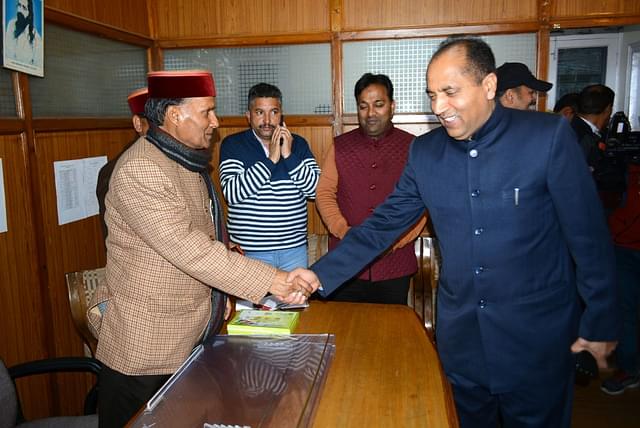 Jairam Thakur, right, meets senior BJP leaders in Shimla. (Deepak Sansta/Hindustan Times via Getty Images)&nbsp;