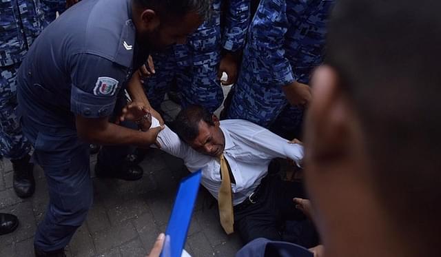 Maldives police try to move former president Mohamed Nasheed during a scuffle as he arrives at a courthouse in Male in 2015. (ADAM SIREII/AFP/Getty Images)