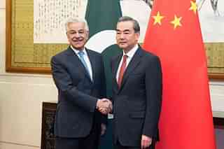 Chinese Foreign Minister Wang Yi (R) with Pakistan Foreign Minister Khawaja Muhammad Asif (L) in Beijing, China. (Lintao Zhang/Getty Images)
