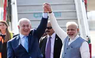 Prime Minister Narendra Modi welcomes Israeli Prime Minister Benjamin Netanyahu in New Delhi. (Arvind Yadav/Hindustan Times via Getty Images)&nbsp;