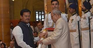 Arunachalam Muruganantham receiving the Padmashri Award from the then president Pranab Mukherjee.