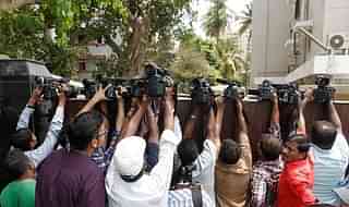 Video journalists flooding a residence. (Pratham Gokhale/Hindustan Times via Getty Images)